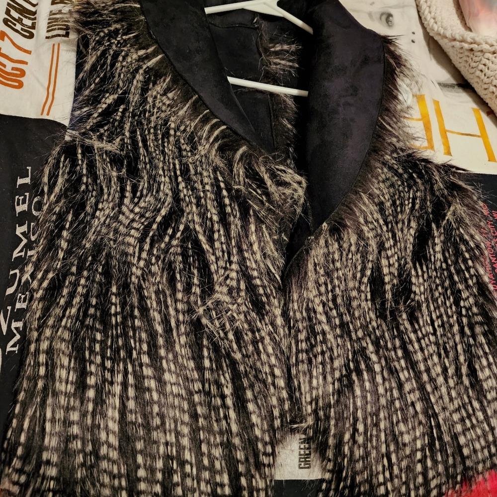 Faux fur black and white vest - no brand